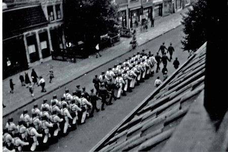 Duitse troepen op de Leusderweg (foto W.J. Kortes)