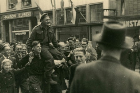 Canadian entry at the Langestraat On May 7th 1945 (Foto Fortgens / Archief Eemland)