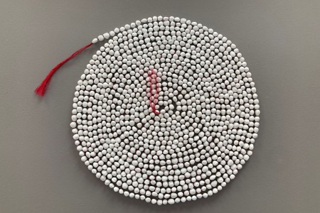 Eindeloos, Erna Huppelschoten. 1001 porseleinen kersenpitten, rood pareldraad, 2012